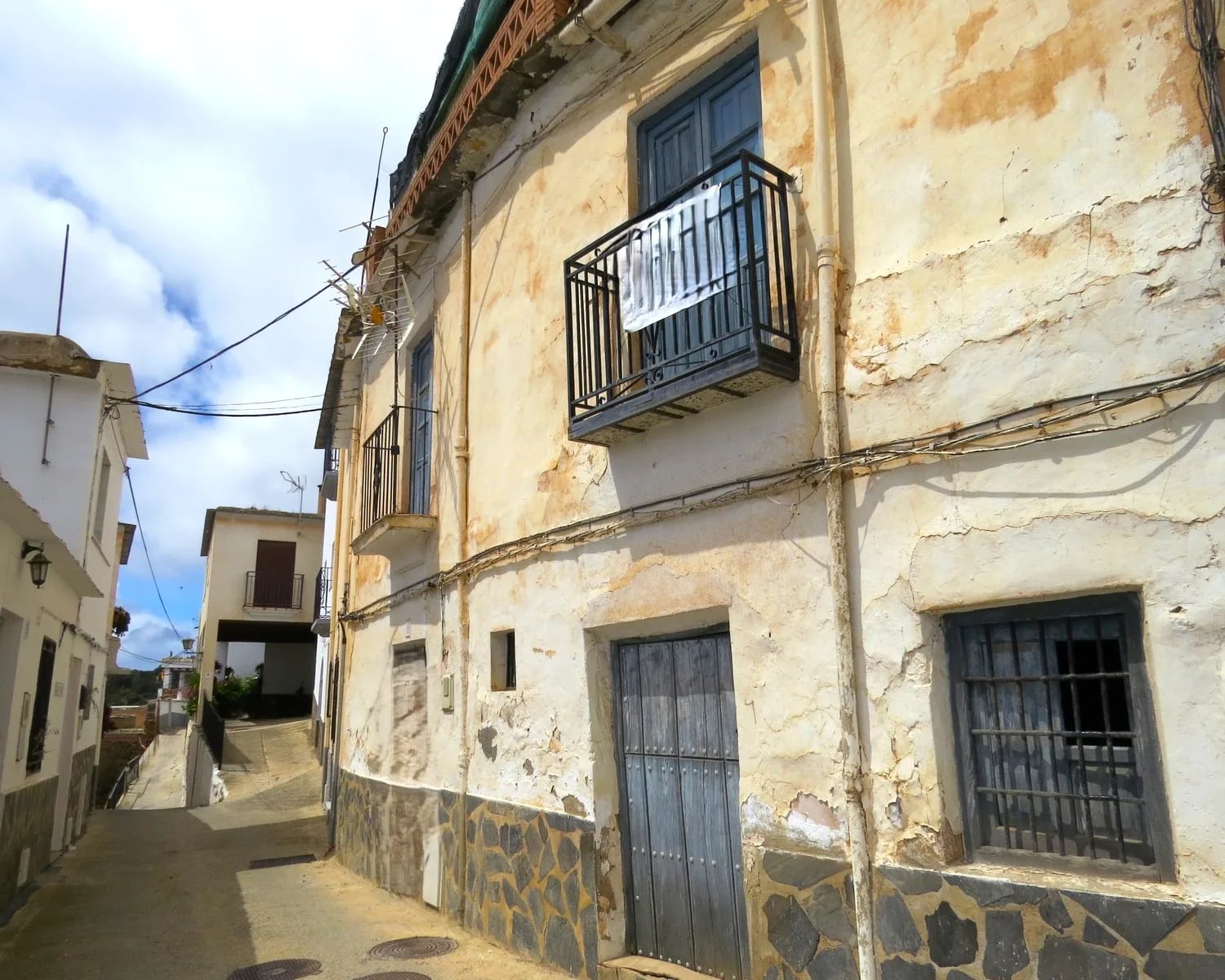Large Townhouse In Alcutar