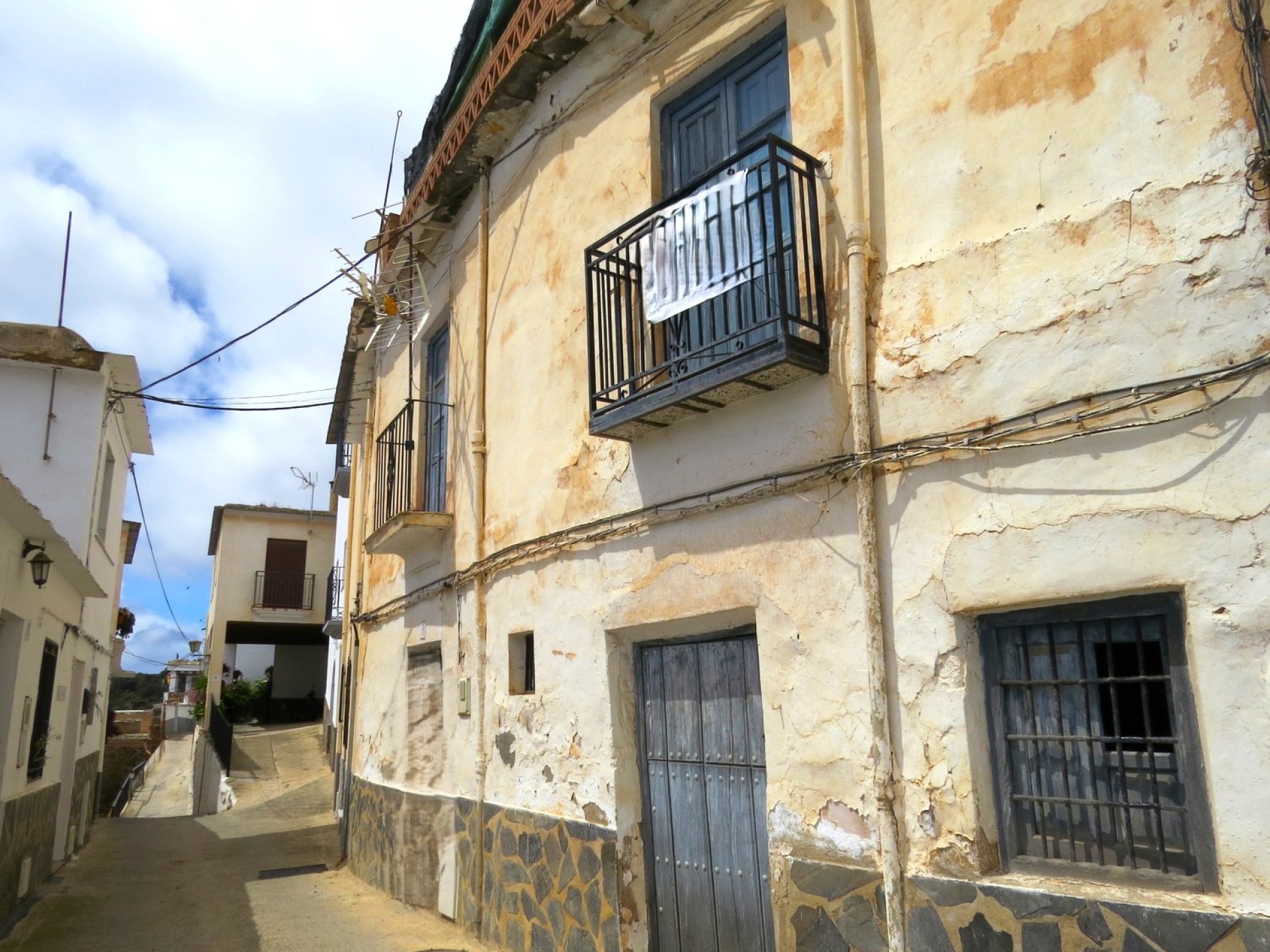 Large Townhouse In Alcutar